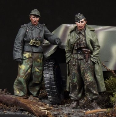 1/35 WWII German SS Panzer Recon Crew
