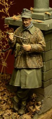 1/35 German Waffen SS Soldier at Eating, Ardennes 1944
