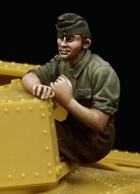 1/35 WWII Hungarian 40M Turan Crewman