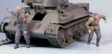 1/35 Escaping Soviet Tank Crew #1, Winter 1942-45