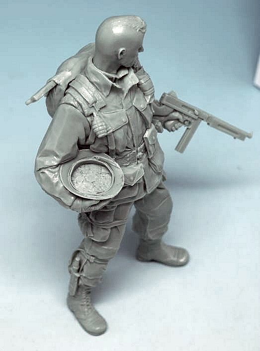 1/16 US Paratrooper, 101st Airborne w/Spoils of War - Click Image to Close