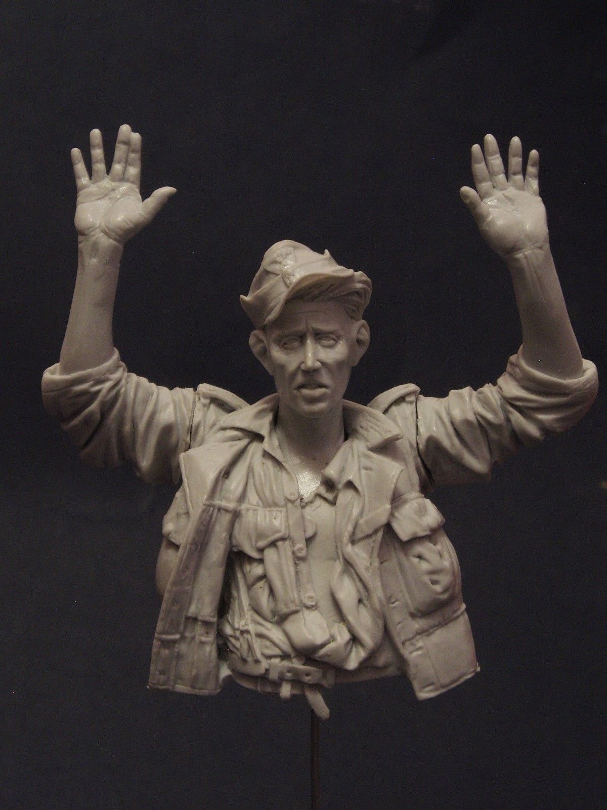 1/12 WWII German Soldier Surrendering - Click Image to Close