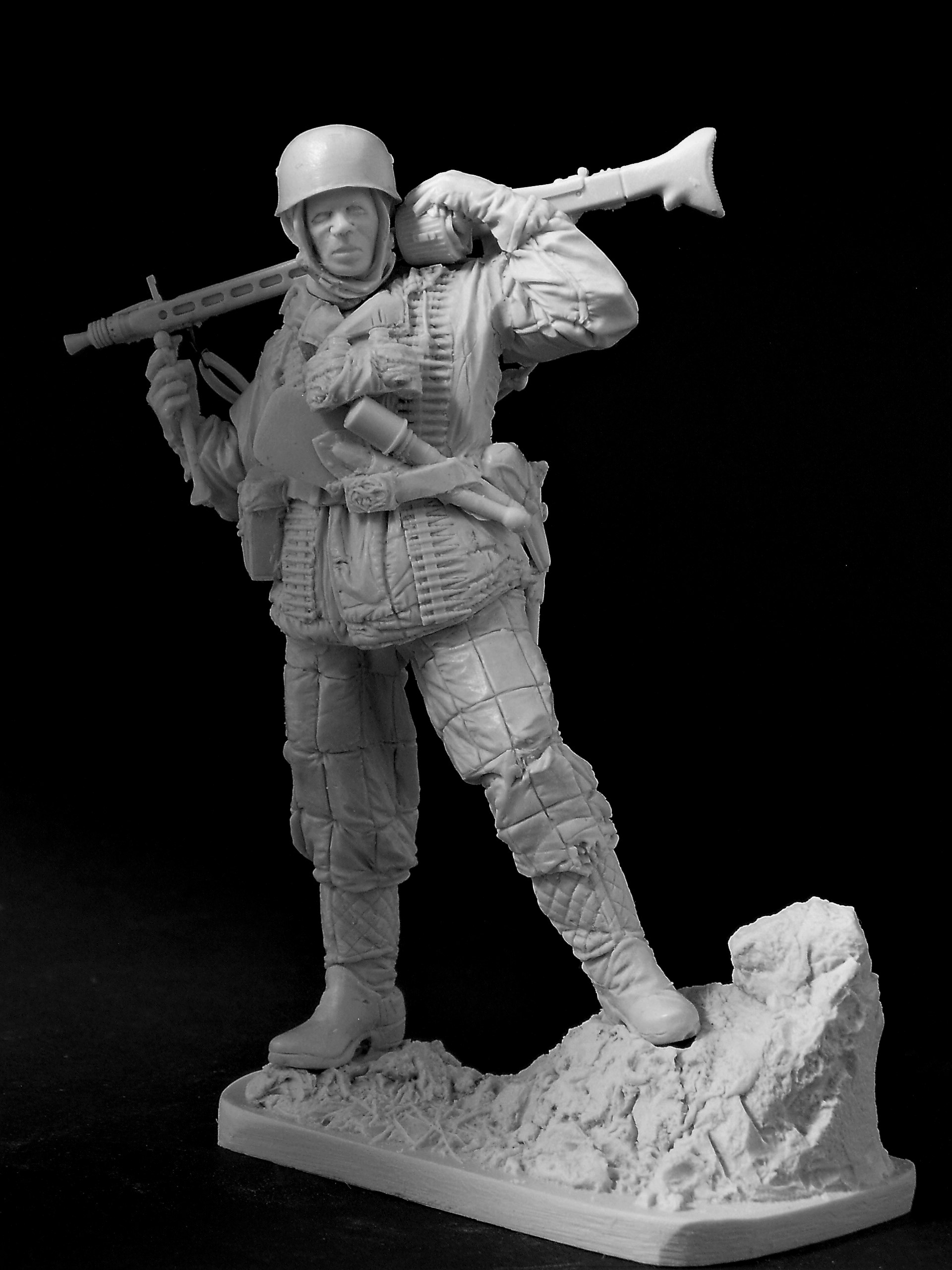 1/16 German Paratrooper Carrying MG42 - Click Image to Close