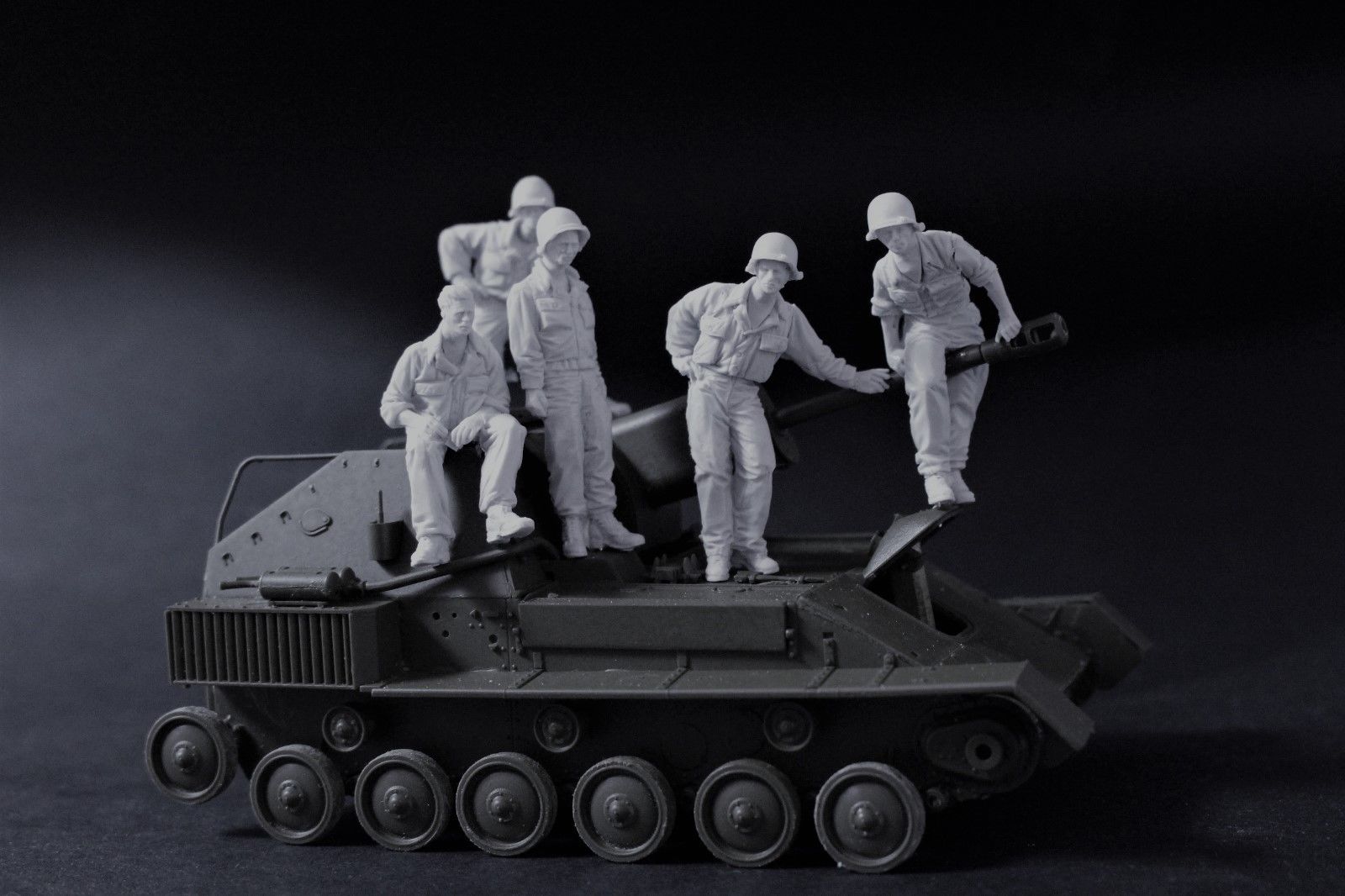 1/35 US Troops Standing Captured SU-76 - Click Image to Close