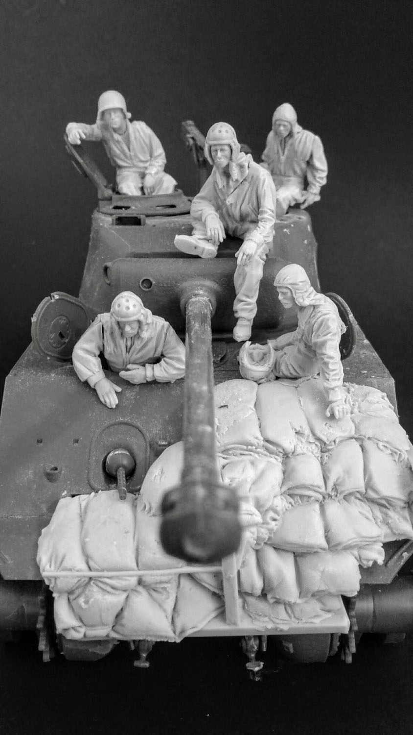 1/35 US Sherman Crew at Rest - Click Image to Close