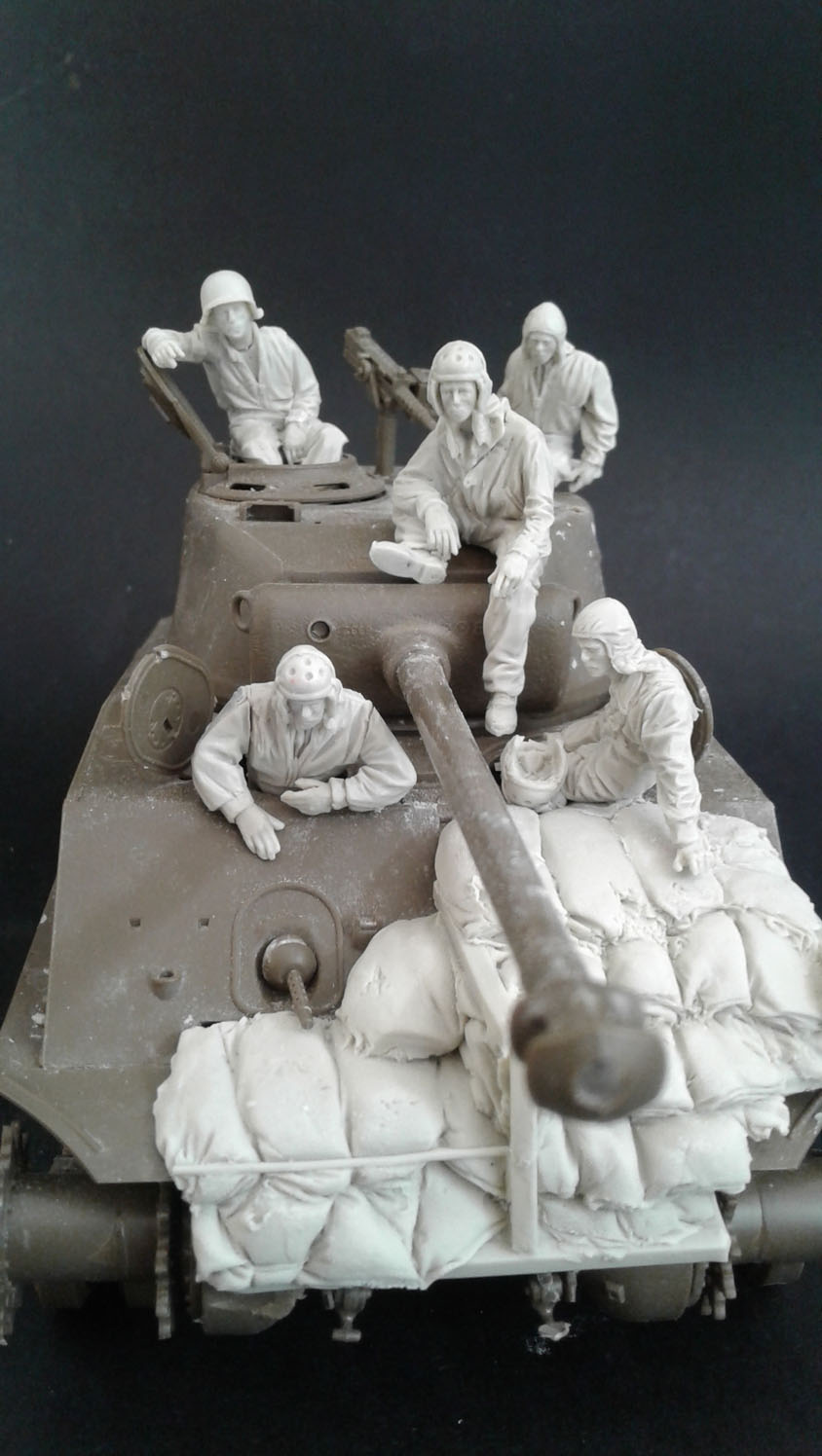 1/35 US Sherman Crew at Rest - Click Image to Close