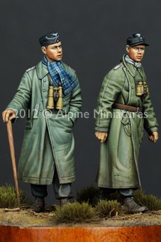 1/35 WWII German Panzer Officer "1 Panzer Division" (2 Figures) - Click Image to Close
