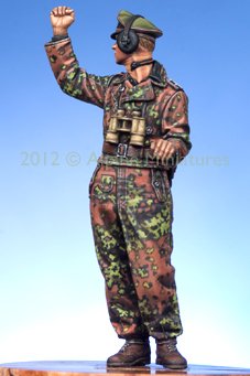 1/35 WWII German WSS Panzer Commander #1 - Click Image to Close