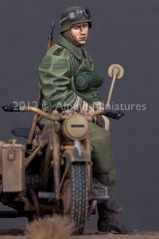 1/35 WWII German Motorcycle Driver - Click Image to Close