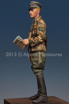 1/35 WWII German WSS Grenadier Officer - Click Image to Close