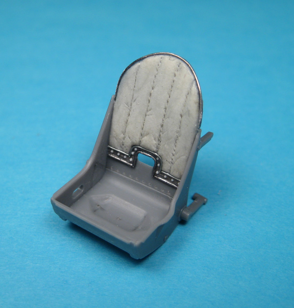 1/32 Spitfire Seat with Leather Backpad - Click Image to Close