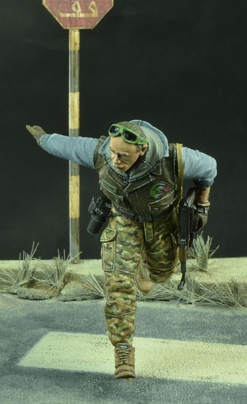 1/35 War Correspondent with AK47, Modern Times - Click Image to Close