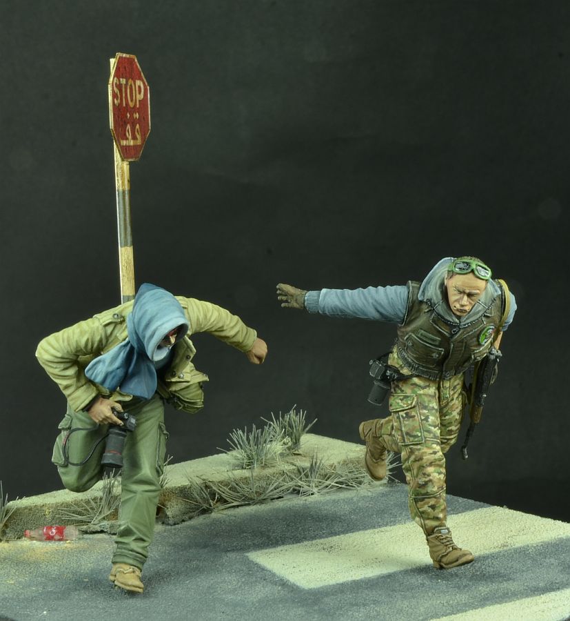 1/35 "On the Run" The War Correspondent Set, Modern Times - Click Image to Close