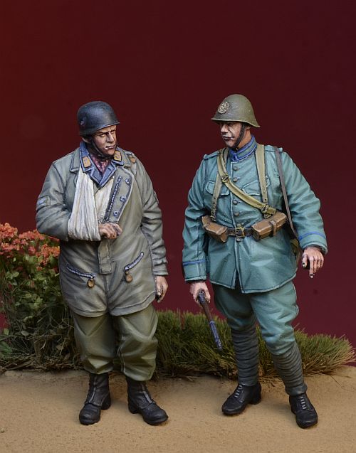 1/35 WWII Dutch Infantryman and Captured Fallschirmjager - Click Image to Close