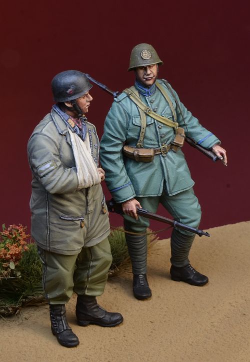 1/35 WWII Dutch Infantryman and Captured Fallschirmjager - Click Image to Close