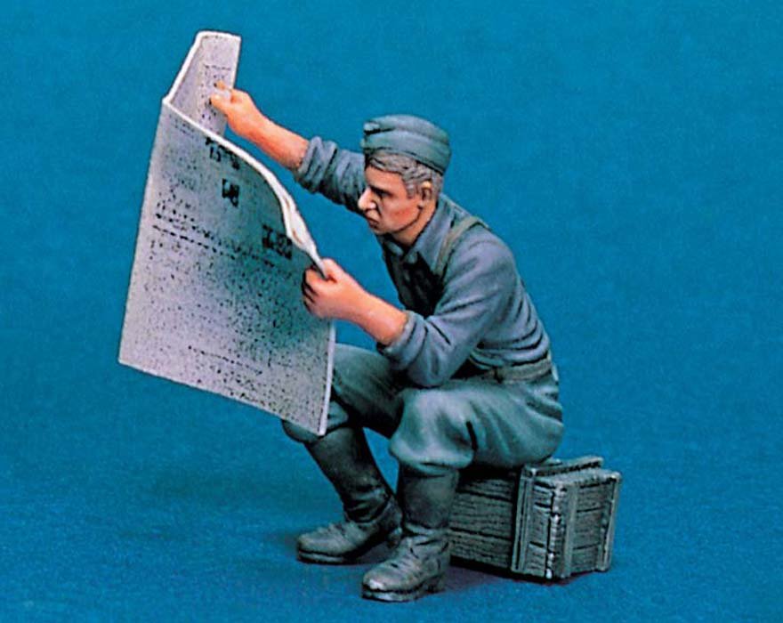 1/35 Reading Newspaper - Click Image to Close