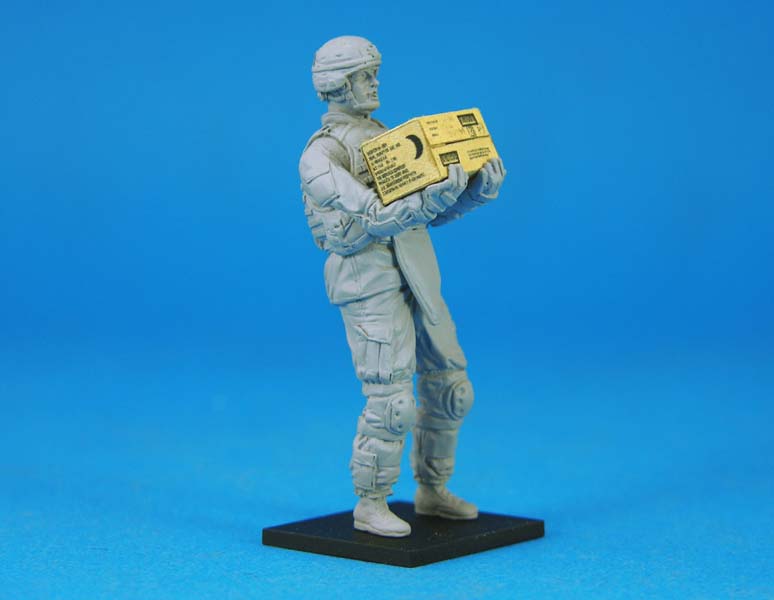 1/35 Modern US OIF Soldier at Rest - Click Image to Close