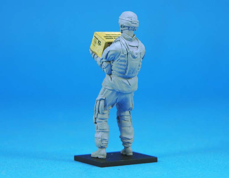 1/35 Modern US OIF Soldier at Rest - Click Image to Close