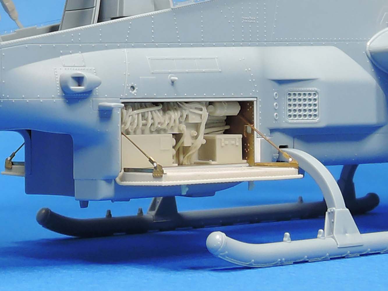 1/35 AH-1Z Avionics and Ammo Bay Set - Click Image to Close