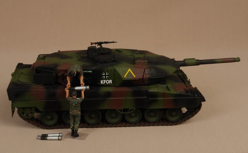 1/35 Modern German Tankmens of the Bundeswehr "Ammo Loading" - Click Image to Close