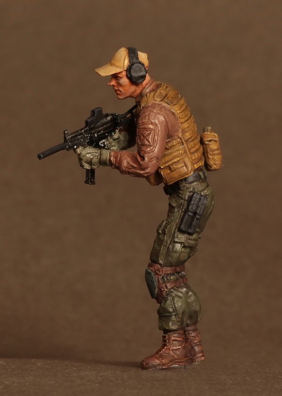1/35 Mercenary with UMP45 - Click Image to Close
