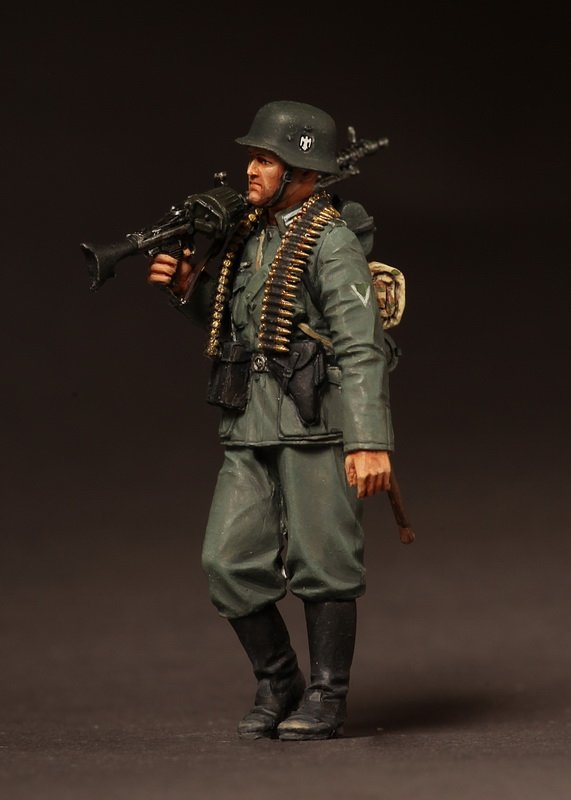 1/35 German Machine Gunner on March - Click Image to Close