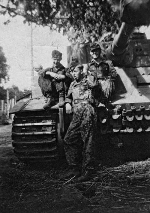 1/16 WSS Panzer Crewman - Click Image to Close