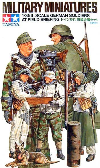 1/35 German Soldiers at Field Briefing - Click Image to Close