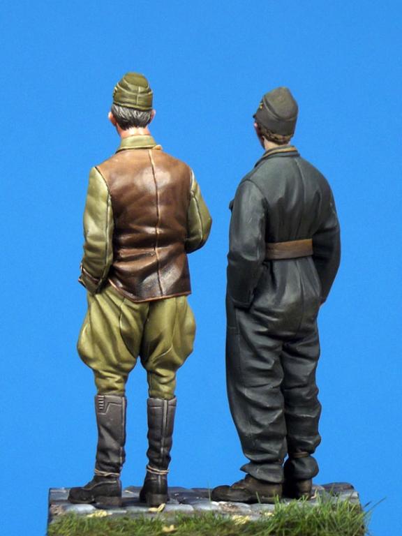1/35 WWII Hungarian SPG Officer & Panzer Officer - Click Image to Close