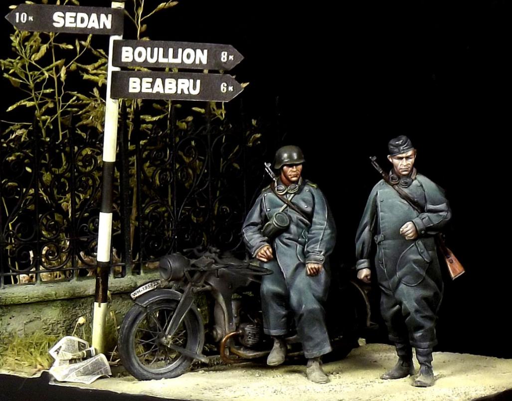 1/35 WWII German Motorcyclists - Click Image to Close