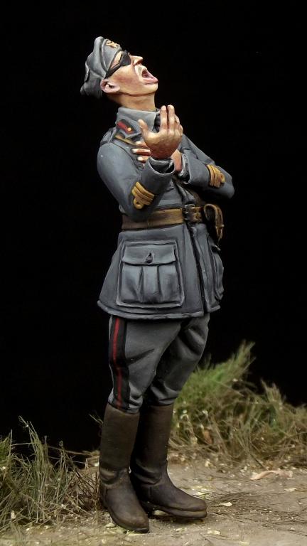 1/35 WWII Italian Officer Singing #2 - Click Image to Close