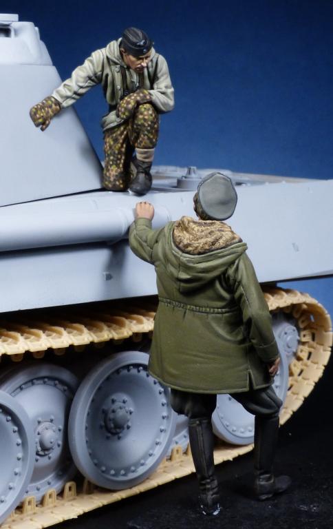 1/35 WWII German Panther Commander & Waffen SS Officer - Click Image to Close