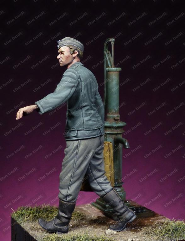 1/35 WWII German Waffen SS Mechanic - Click Image to Close