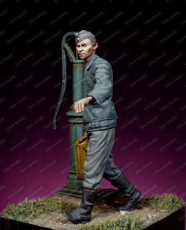1/35 WWII German Waffen SS Mechanic - Click Image to Close