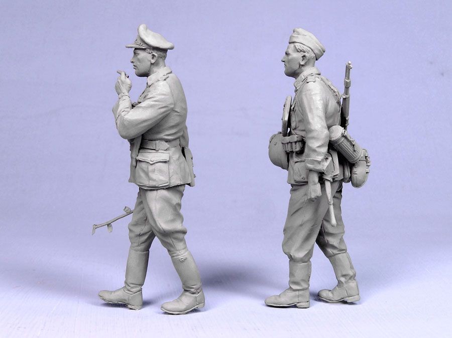 1/35 "Barbarossa" German Officer and Infantryman - Click Image to Close