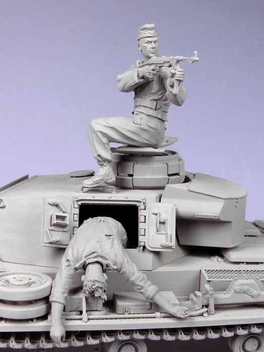1/35 Escaping German Tank Crew #1, Summer 1941-44 - Click Image to Close
