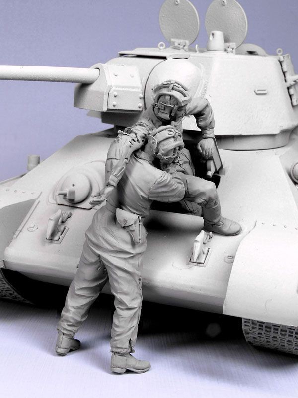 1/35 Escaping Soviet Tank Crew #1, 1943-45 - Click Image to Close